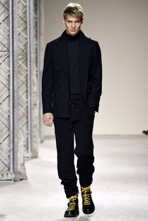 行走的都市剪影 從Hermès 2013秋冬男裝發布秀看當代男士衣櫥的永恒與革新